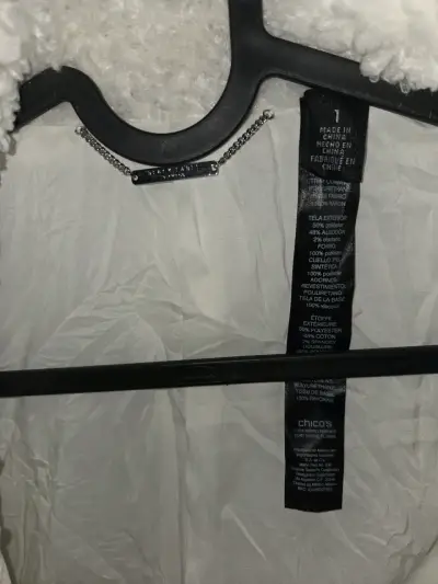 Chaqueta sin mangas blanca con detalles negros - miniatura 3