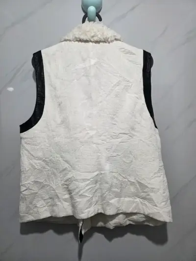 Chaqueta sin mangas blanca con detalles negros - miniatura 4