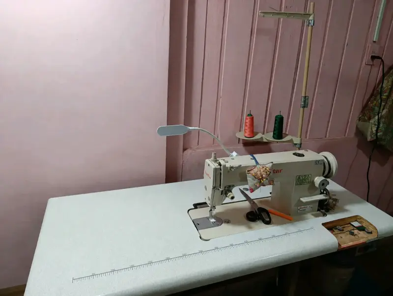 Máquina de Coser Industrial con Mesa