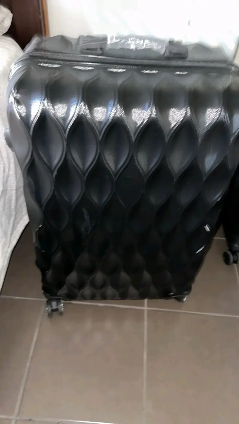Maleta rígida negra con diseño moderno