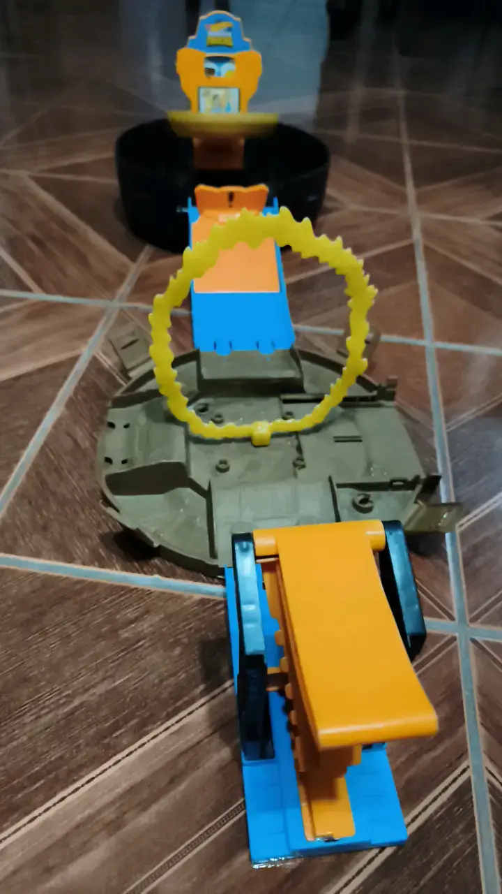 Pista de juego para autos con rampa y aro - 1
