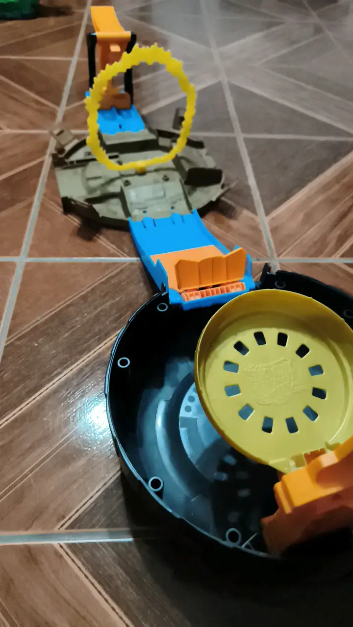 Pista de juego para autos con rampa y aro - 2