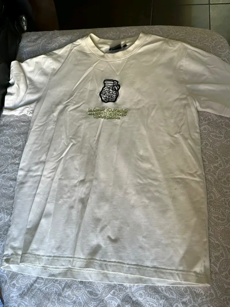 Polera blanca con diseño de cerebro bordado