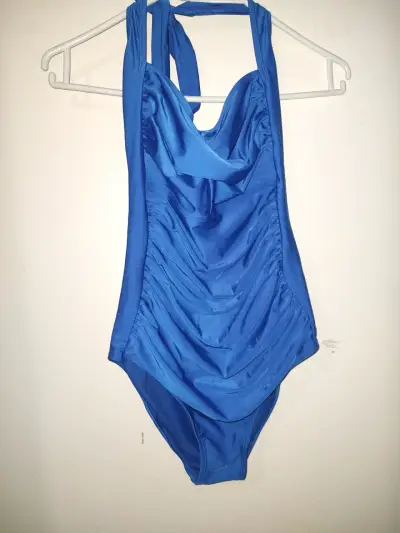 Traje de baño azul para mujer con diseño elegante - miniatura 1