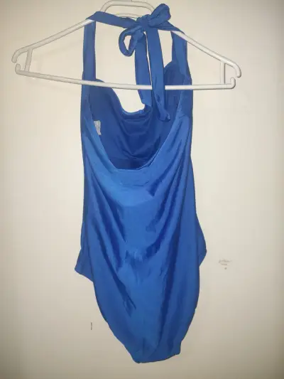 Traje de baño azul para mujer con diseño elegante - miniatura 2