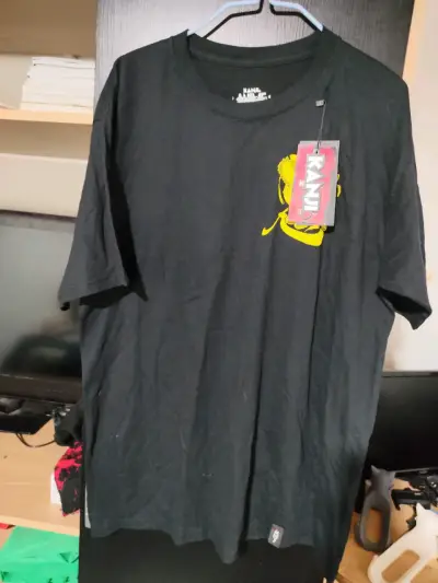 Polera negra Chainsaw Man Kanii con diseño gráfico - miniatura 1