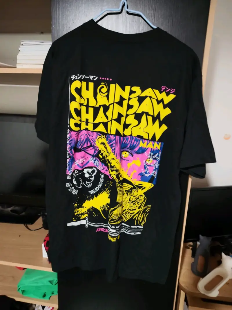 Polera negra Chainsaw Man Kanii con diseño gráfico - 2