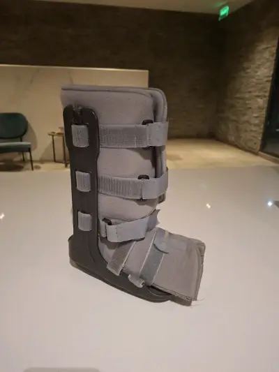 Bota ortopédica gris con soporte ajustable - miniatura 1