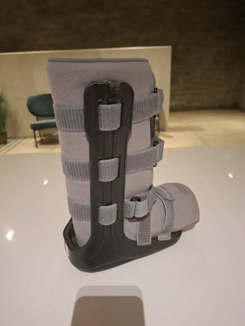 Bota ortopédica gris con soporte ajustable - 2