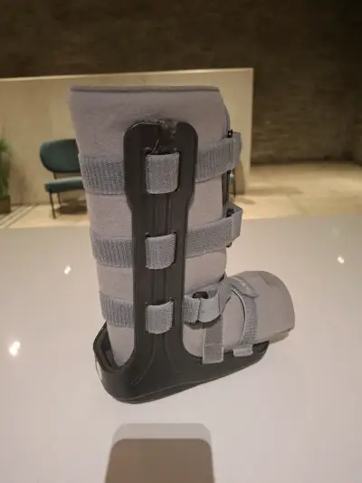 Bota ortopédica gris con soporte ajustable - miniatura 2