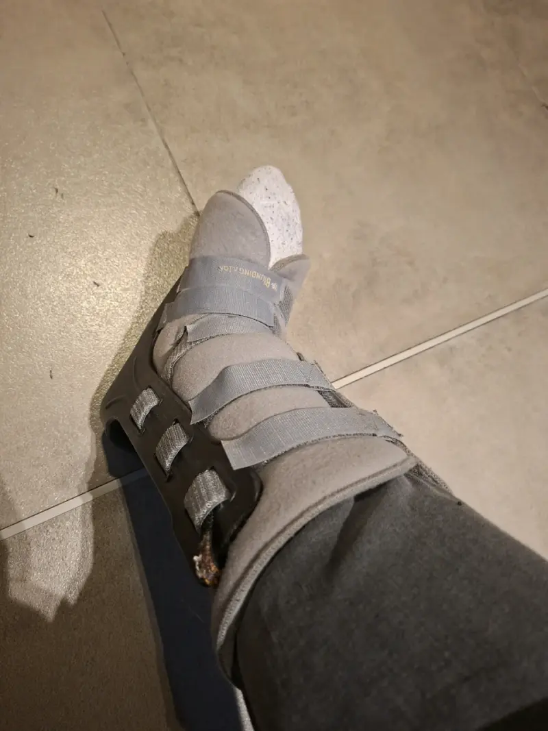 Bota ortopédica gris con soporte ajustable - 3