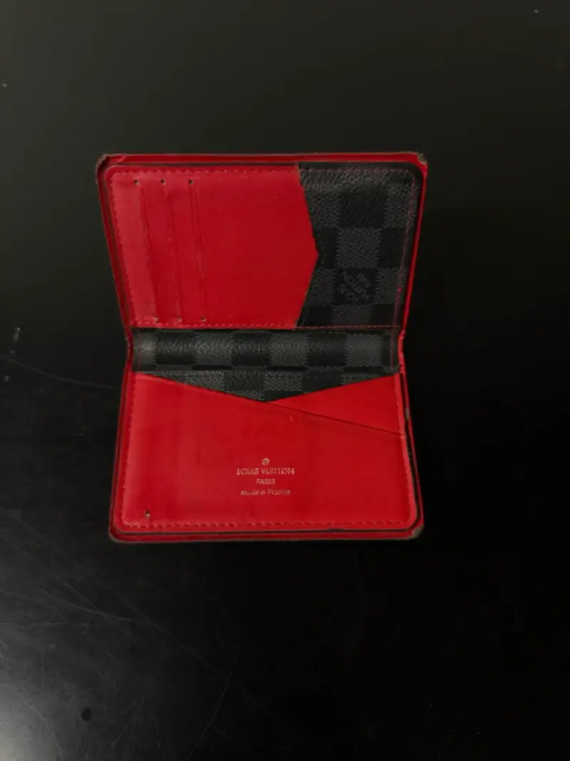 Billetera Louis Vuitton Roja y Negra de Cuero - 1
