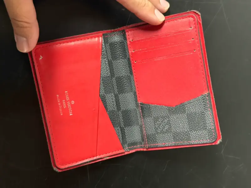Billetera Louis Vuitton Roja y Negra de Cuero - 4