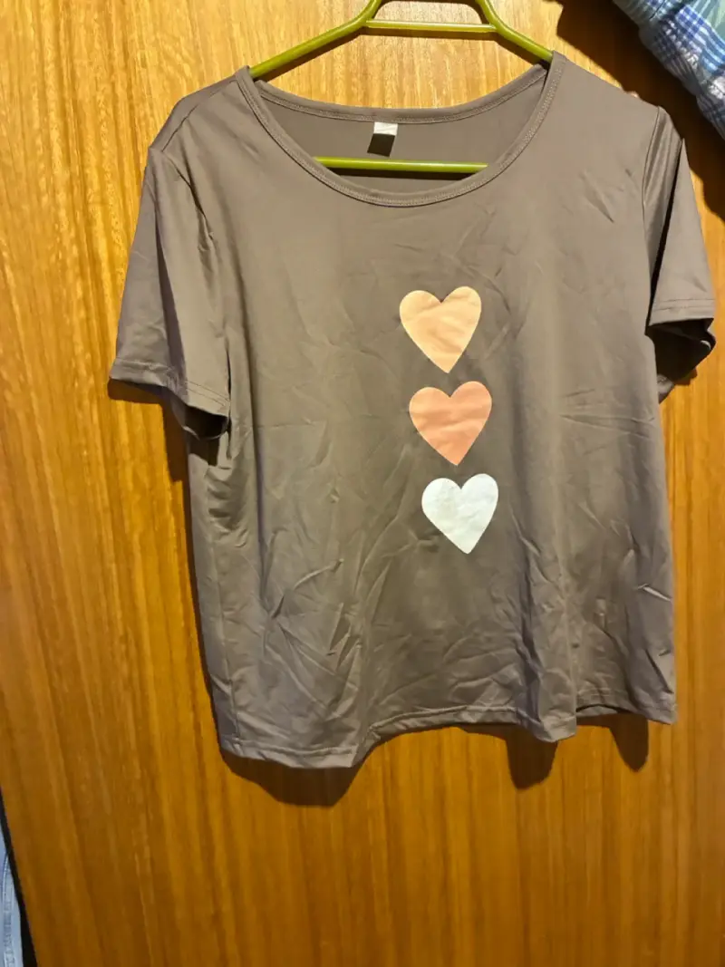 Conjunto de pijama gris con corazones - 1