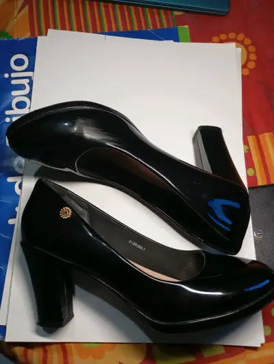 Zapatos de tacón negros elegantes para mujer - miniatura 1