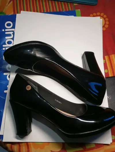 Zapatos de tacón negros elegantes para mujer - miniatura 2