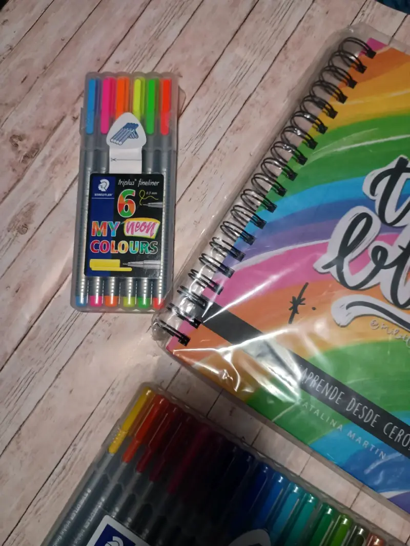 Set de Escritura Artel y Staedtler con Cuaderno - 2
