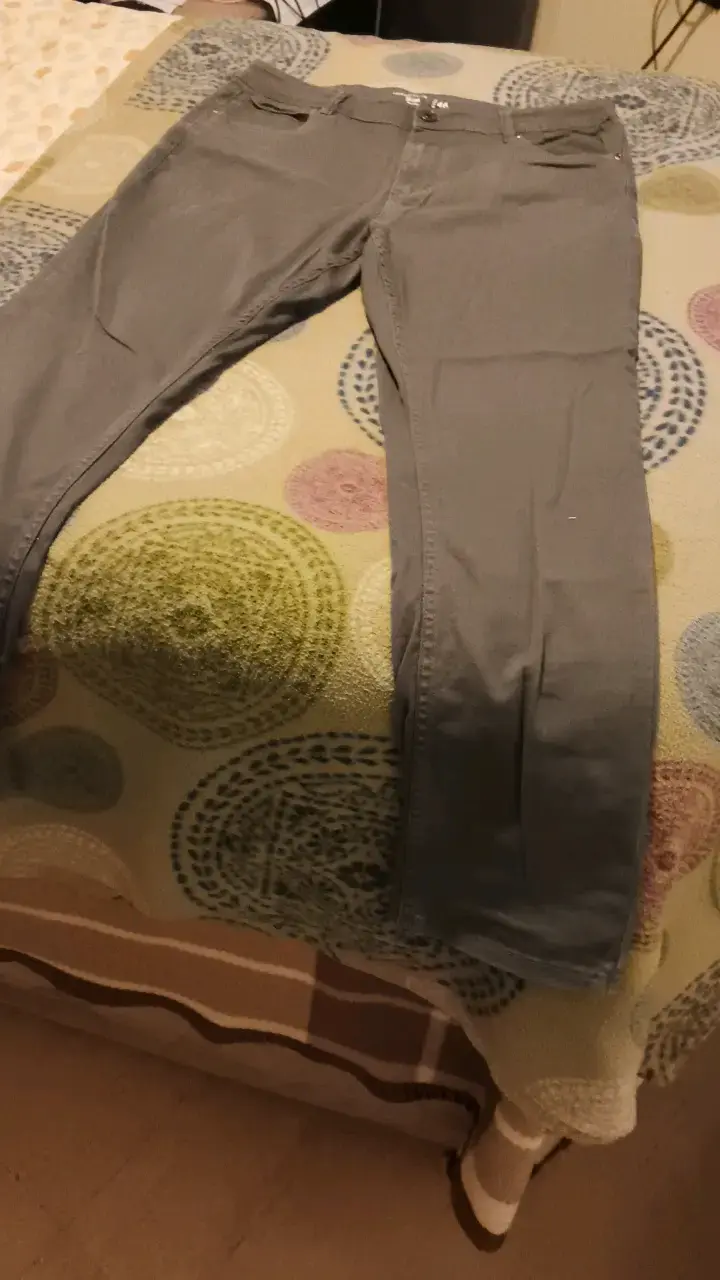 Pantalones grises para hombre en buen estado - 2