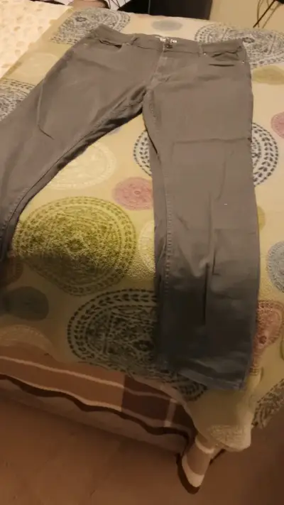 Pantalones grises para hombre en buen estado - miniatura 2