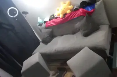 Sofá cama gris con cojines con dos puff - miniatura 1