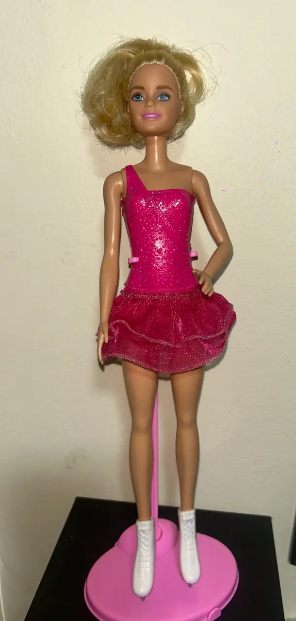 Barbie patinadora con vestido rosa brillante