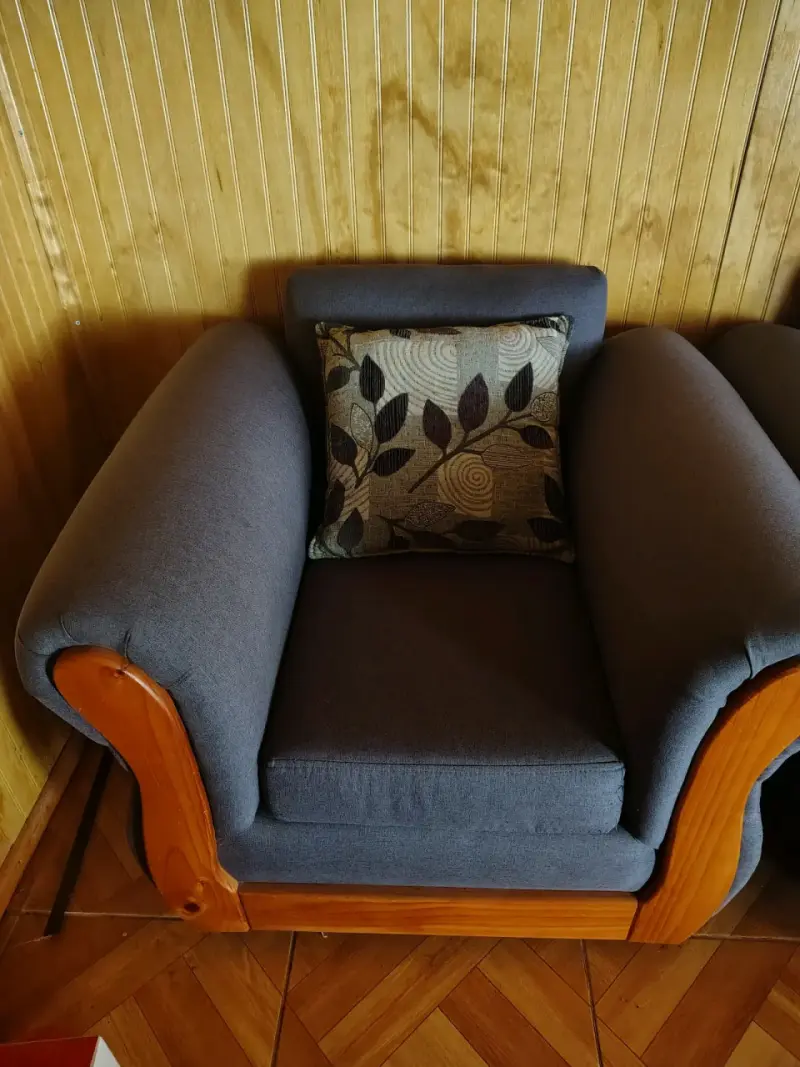 Juego de sillones de madera y tela gris - 1