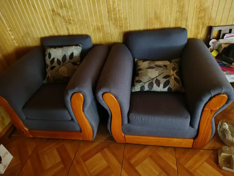Juego de sillones de madera y tela gris - 2