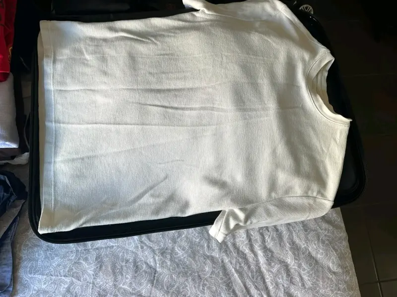 Polera blanca de manga larga para hombre