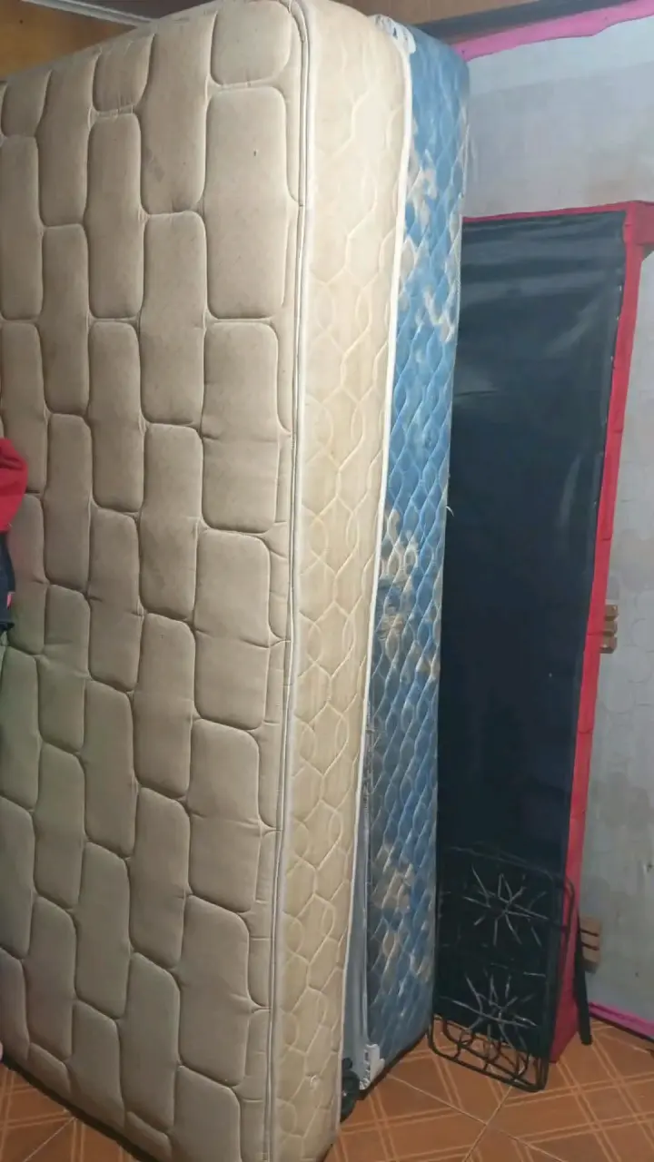 Cama individual con colchón y base roja de 2 plaza - 1