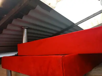 Cama individual con colchón y base roja de 2 plaza - miniatura 2