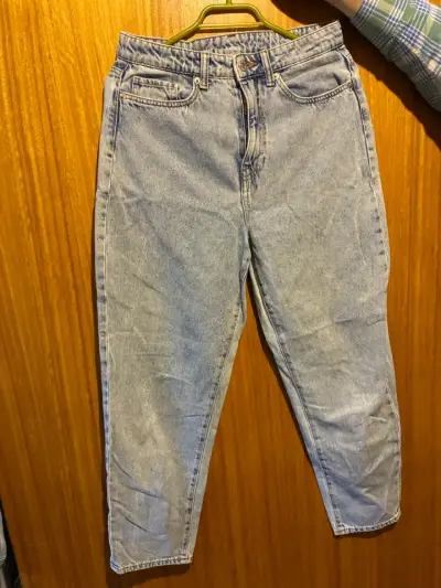 Jeans de mezclilla azul claro para mujer - miniatura 1