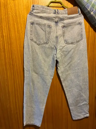 Jeans de mezclilla azul claro para mujer - miniatura 2