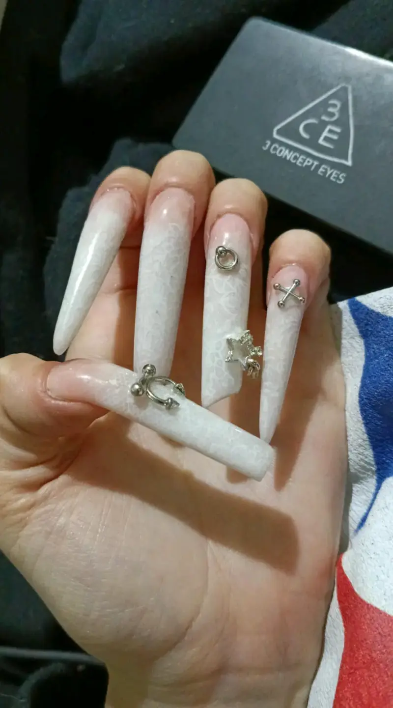 Uñas acrílicas decoradas con diseños únicos - 1