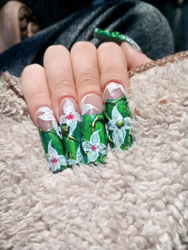 Uñas acrílicas decoradas con diseños únicos - 2