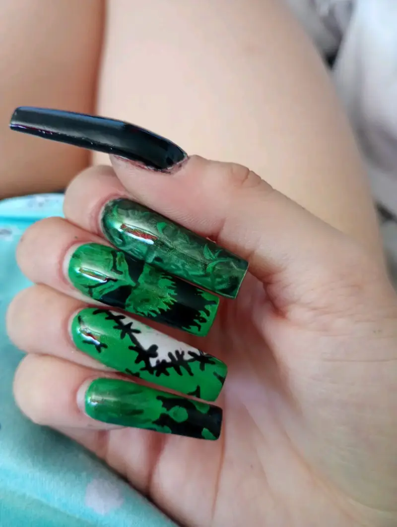 Uñas acrílicas decoradas con diseños únicos - 3