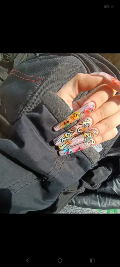 Uñas acrílicas decoradas con diseños únicos - miniatura 4