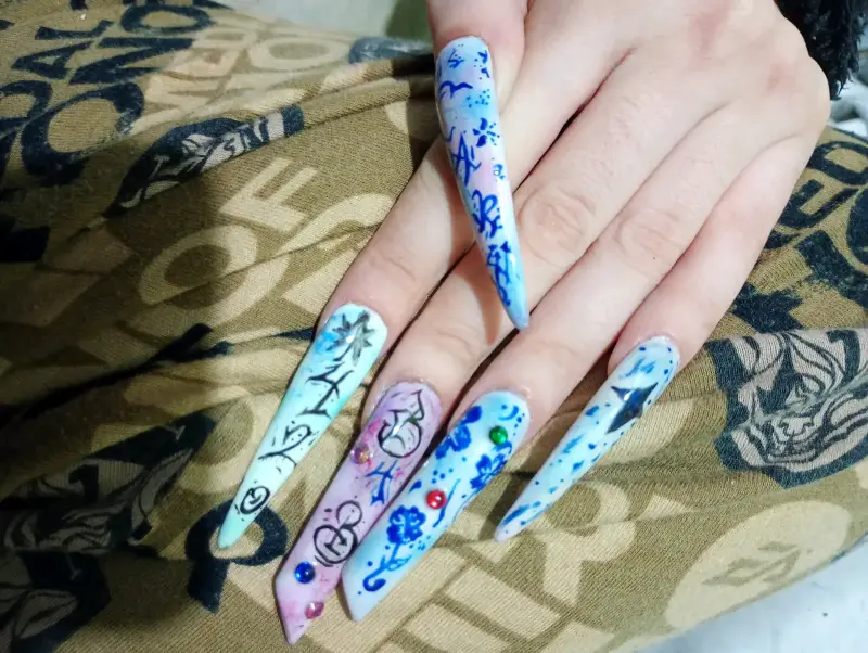 Uñas acrílicas decoradas con diseños únicos - 5