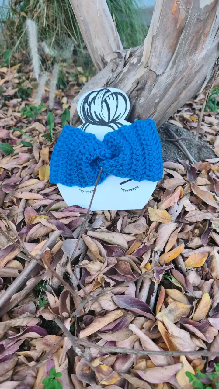Cintillo tejido a crochet en azul y amari