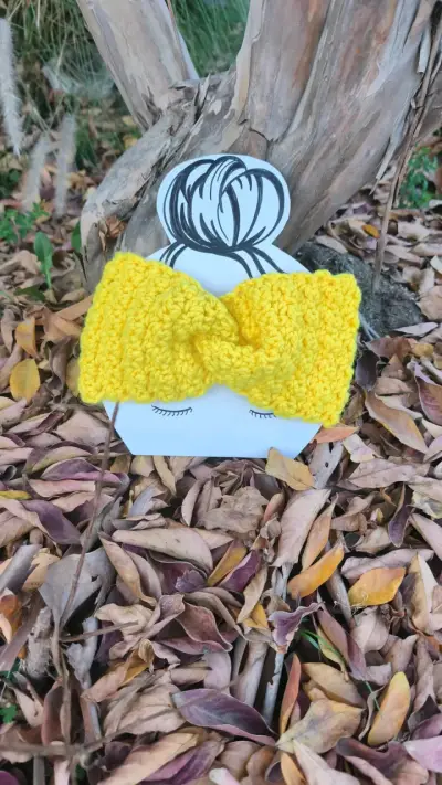 Cintillo tejido a crochet en azul y amari - miniatura 2