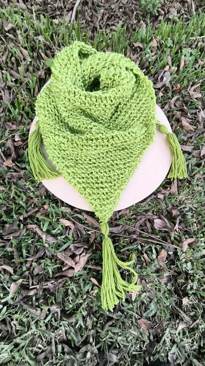 Pañuelo tejido a mano con flecos verde y azul