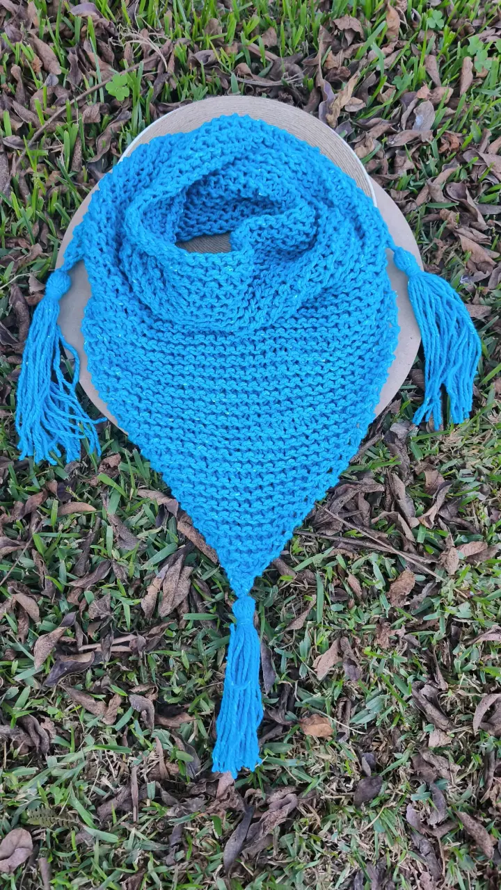 Pañuelo tejido a mano con flecos verde y azul - 2