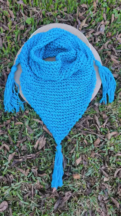Pañuelo tejido a mano con flecos verde y azul - miniatura 2