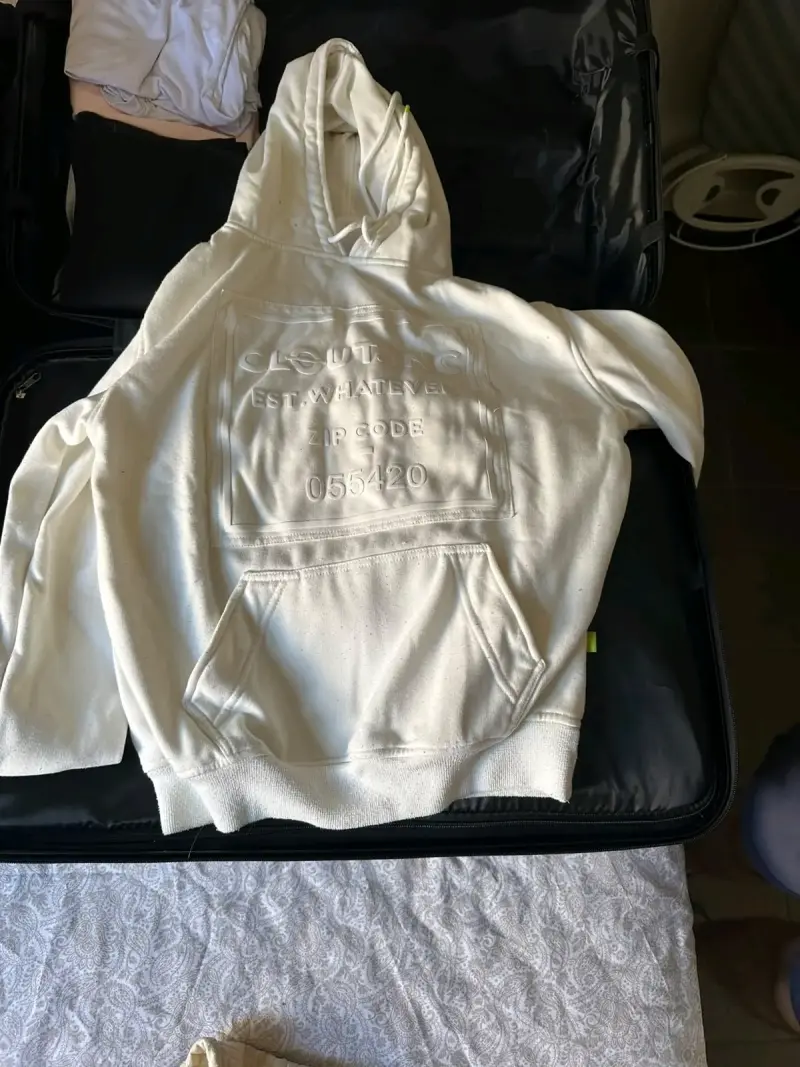 Polerón blanco con capucha y bolsillo frontal