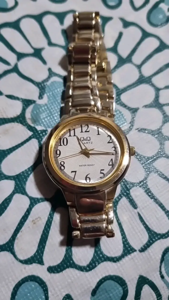 Reloj de pulsera dorado Q&Q resistente al agua - 1