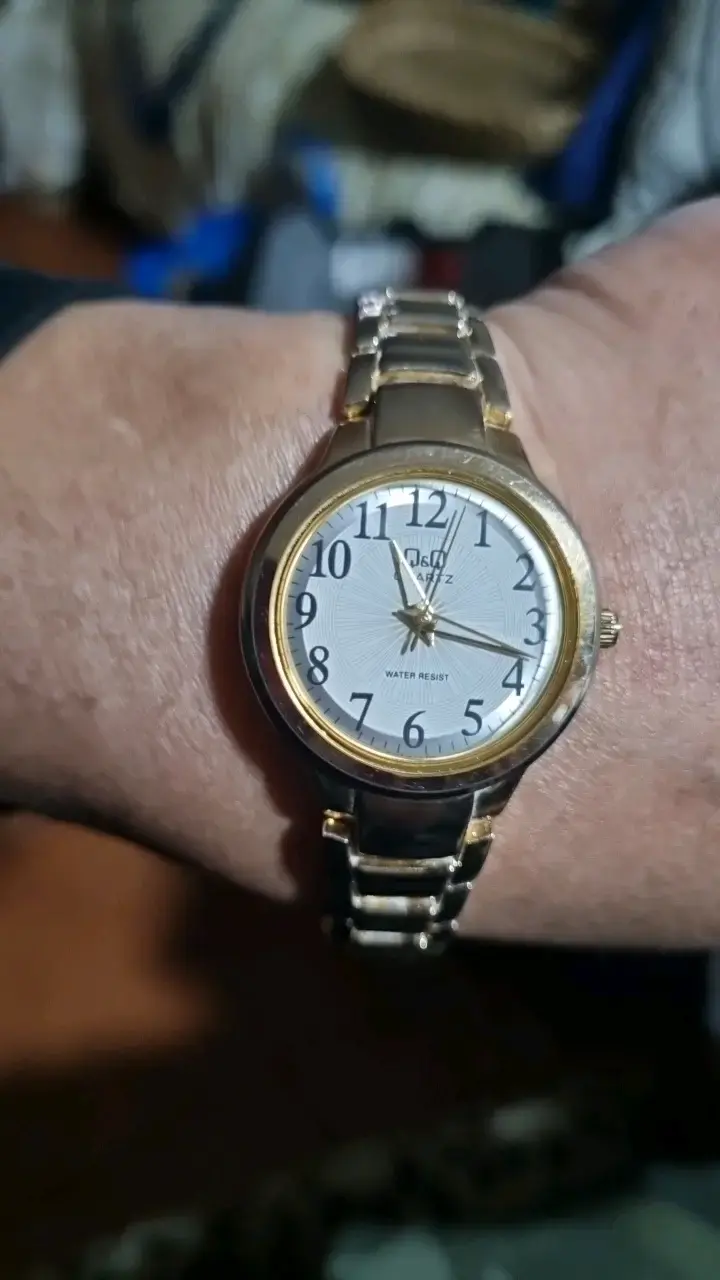 Reloj de pulsera dorado Q&Q resistente al agua - 2
