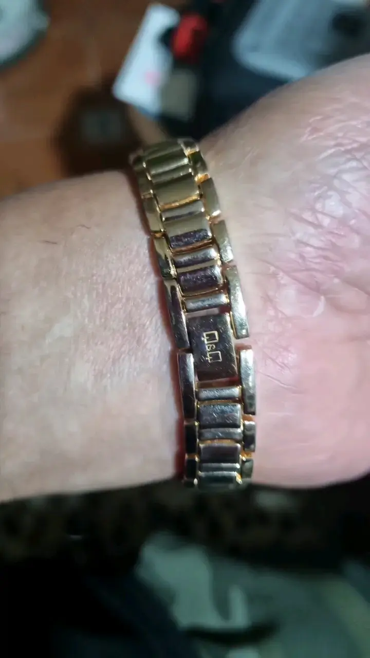 Reloj de pulsera dorado Q&Q resistente al agua - 3