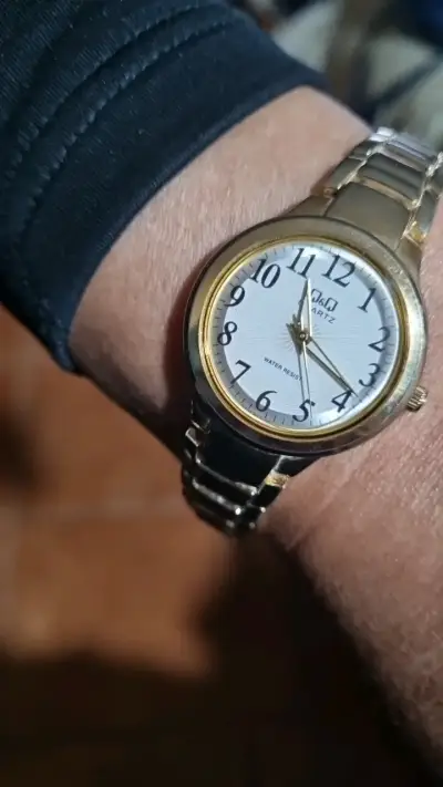 Reloj de pulsera dorado Q&Q resistente al agua - miniatura 4