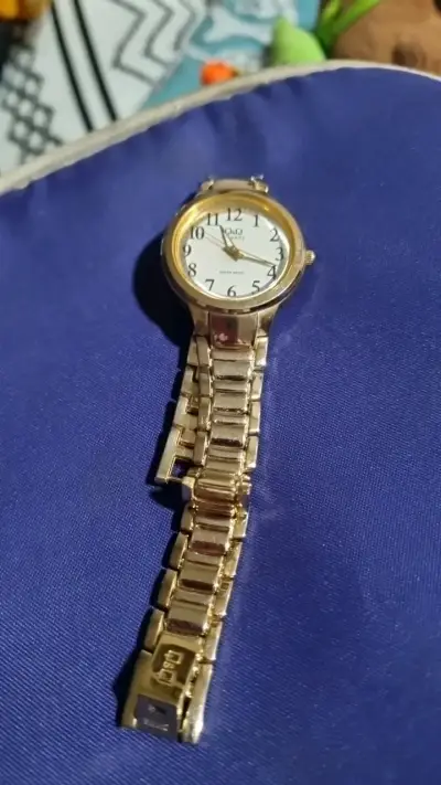 Reloj de pulsera dorado Q&Q resistente al agua - miniatura 5