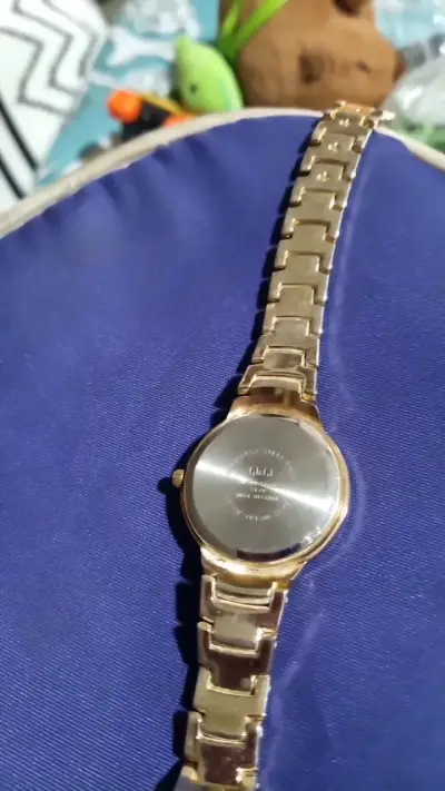Reloj de pulsera dorado Q&Q resistente al agua - miniatura 6