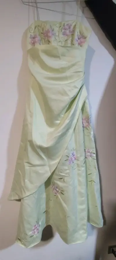 Vestido de fiesta verde claro con bordado floral - miniatura 2